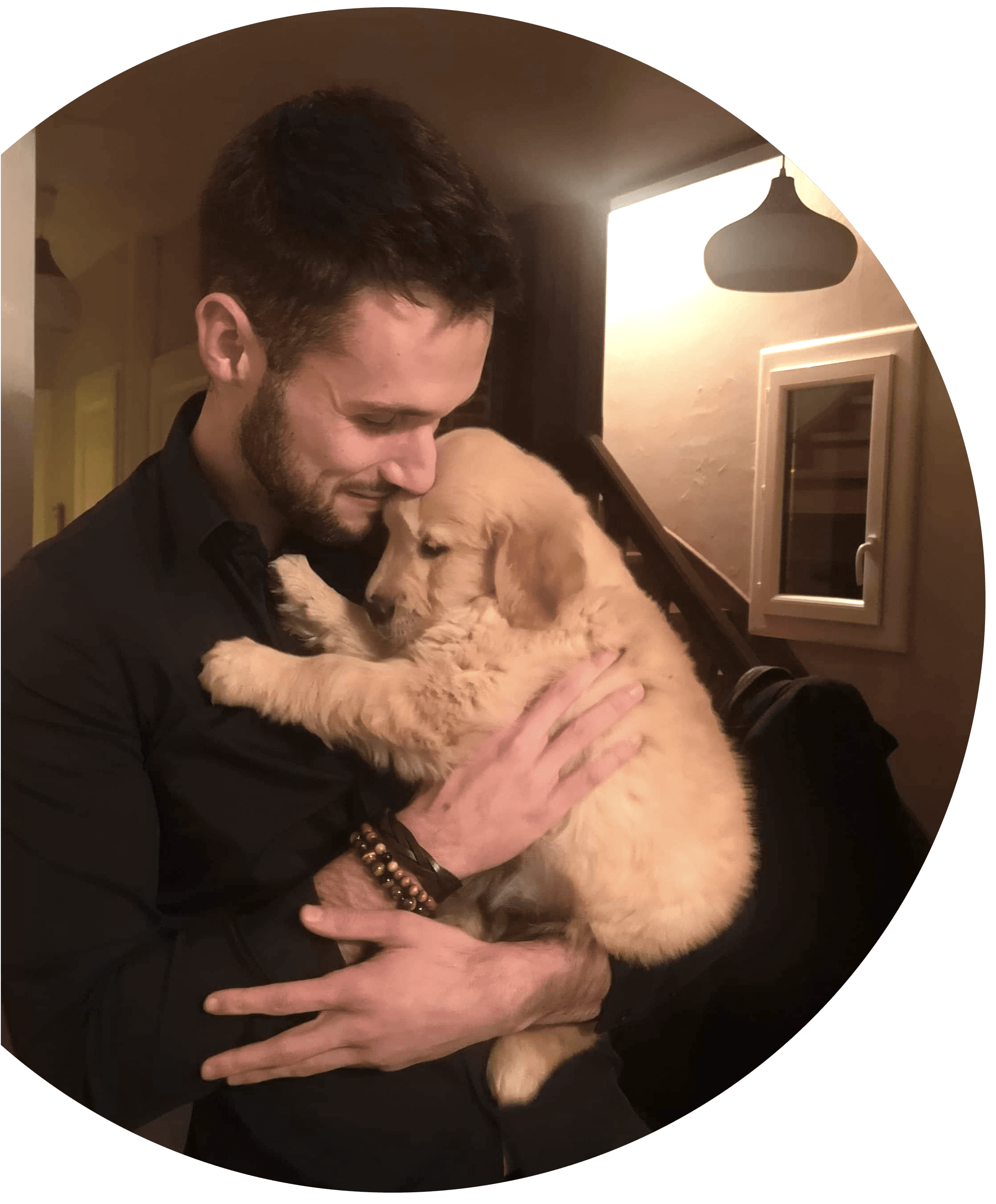 Homme qui porte un chiot