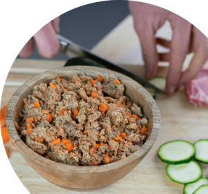mains qui coupent des légumes